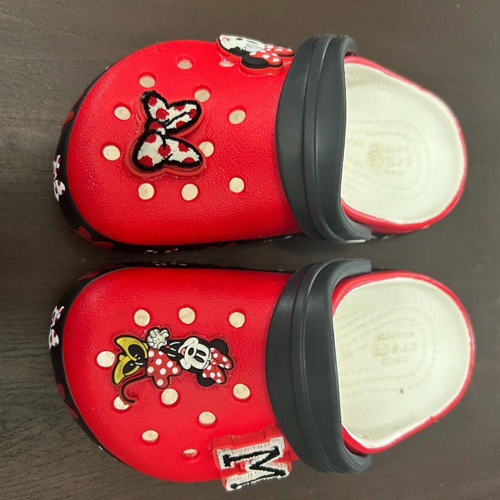 CROCS Red and Black Kids Clogs with Minnie Mouse Charms light up